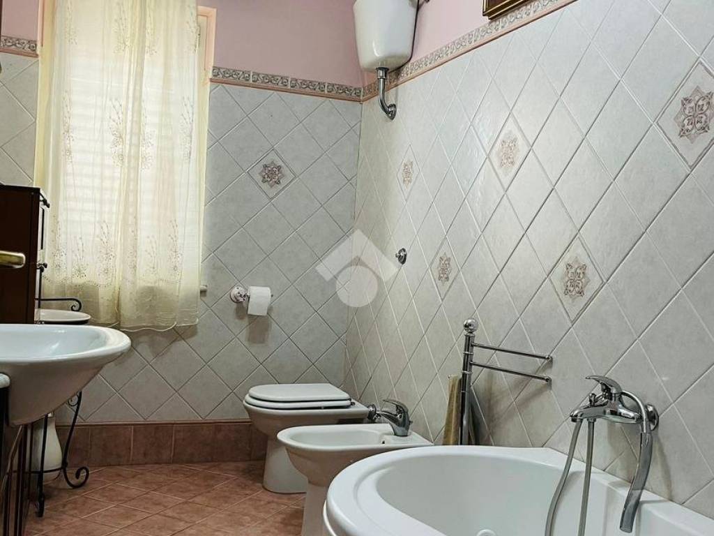 bagno piano primo con vasca