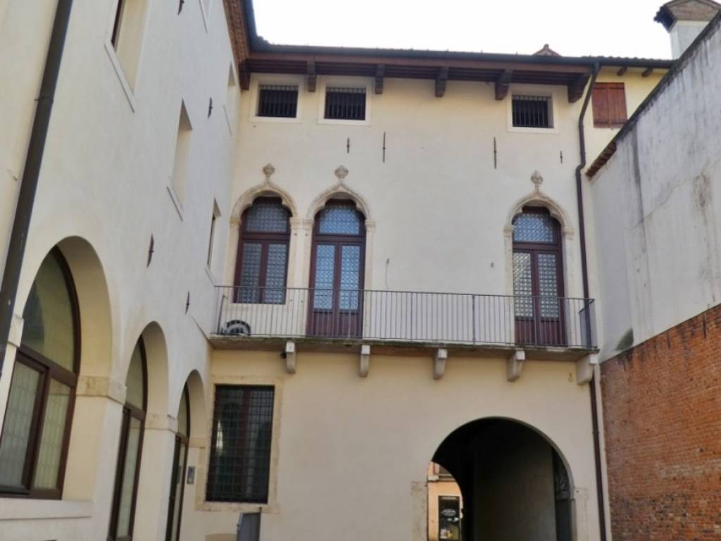 palazzetto per 3-4 abitazioni a vicenza