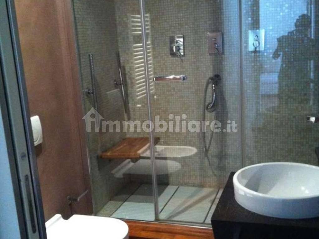 Bagno con box doccia in cristallo