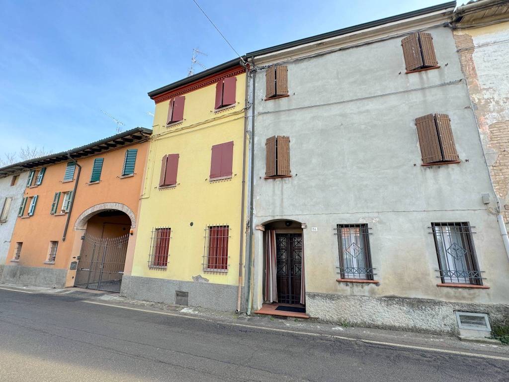 Con cortile interno e dépendance