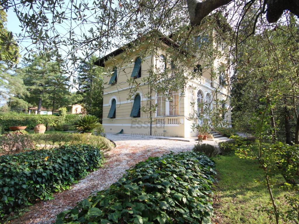 villa antica ristrutturata con dependance giardino