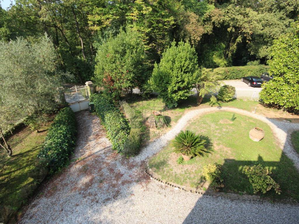 villa antica ristrutturata con dependance giardino