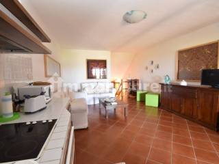 zona living con cucina in muratura