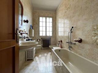 il secondo bagno completo di vasca