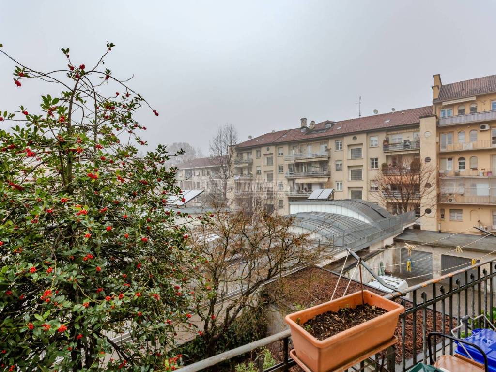 BALCONE INTERNO CORTILE