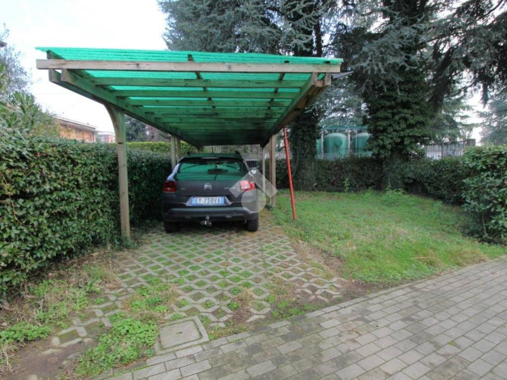 giardino posto auto