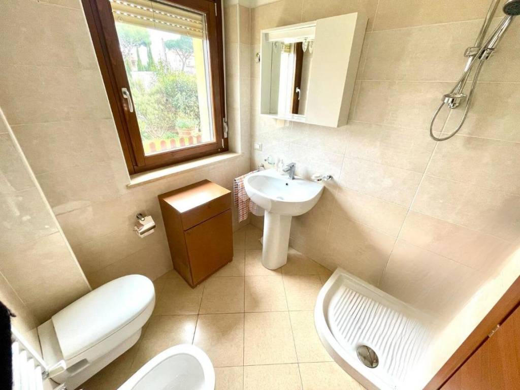 bagno finestrato con doccia