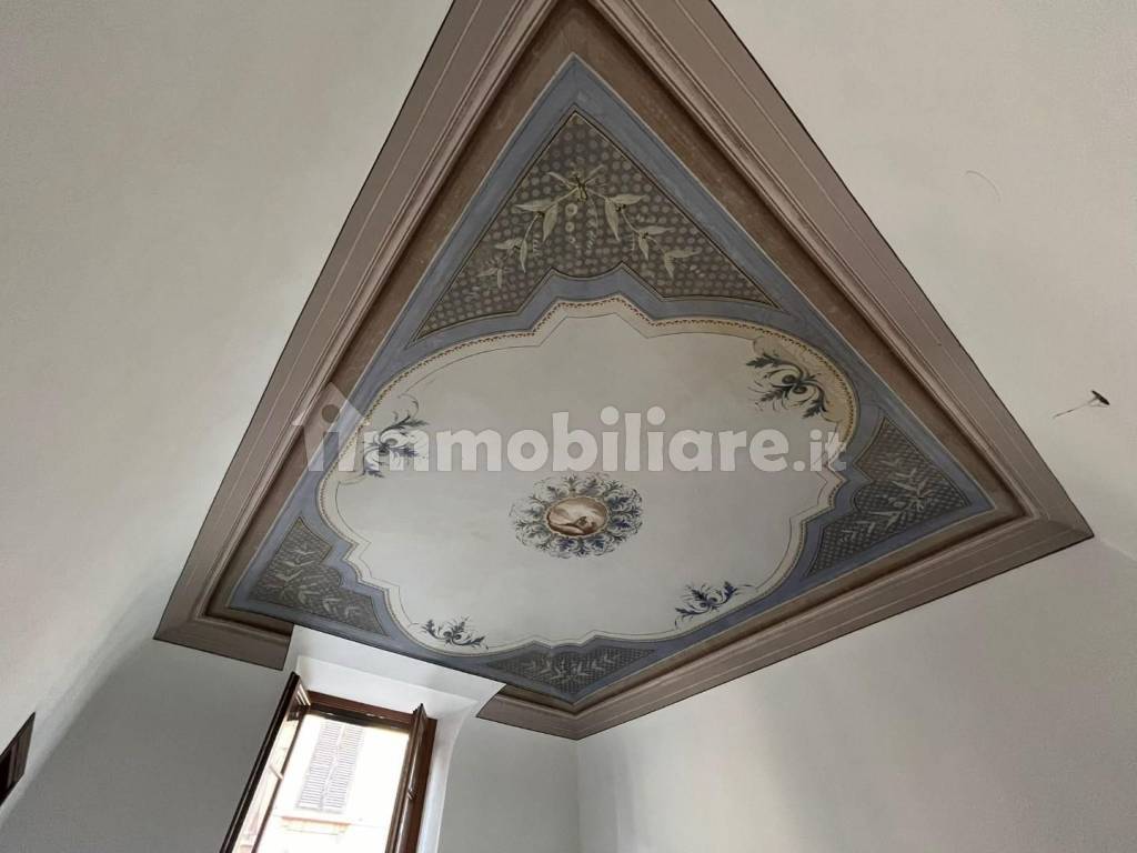 dettagli soffitto con affreschi
