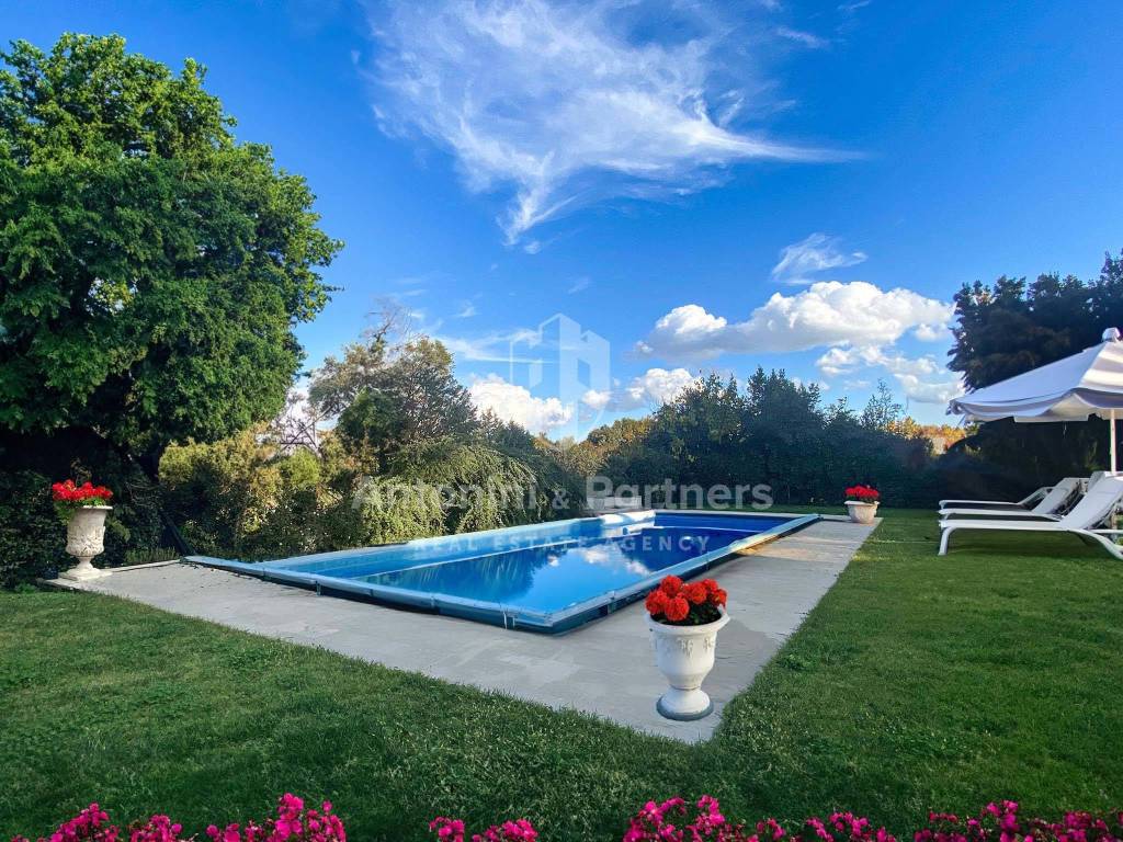 In vendita lussuosa villa con piscina a Marsciano 