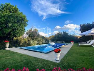 In vendita lussuosa villa con piscina a Marsciano 