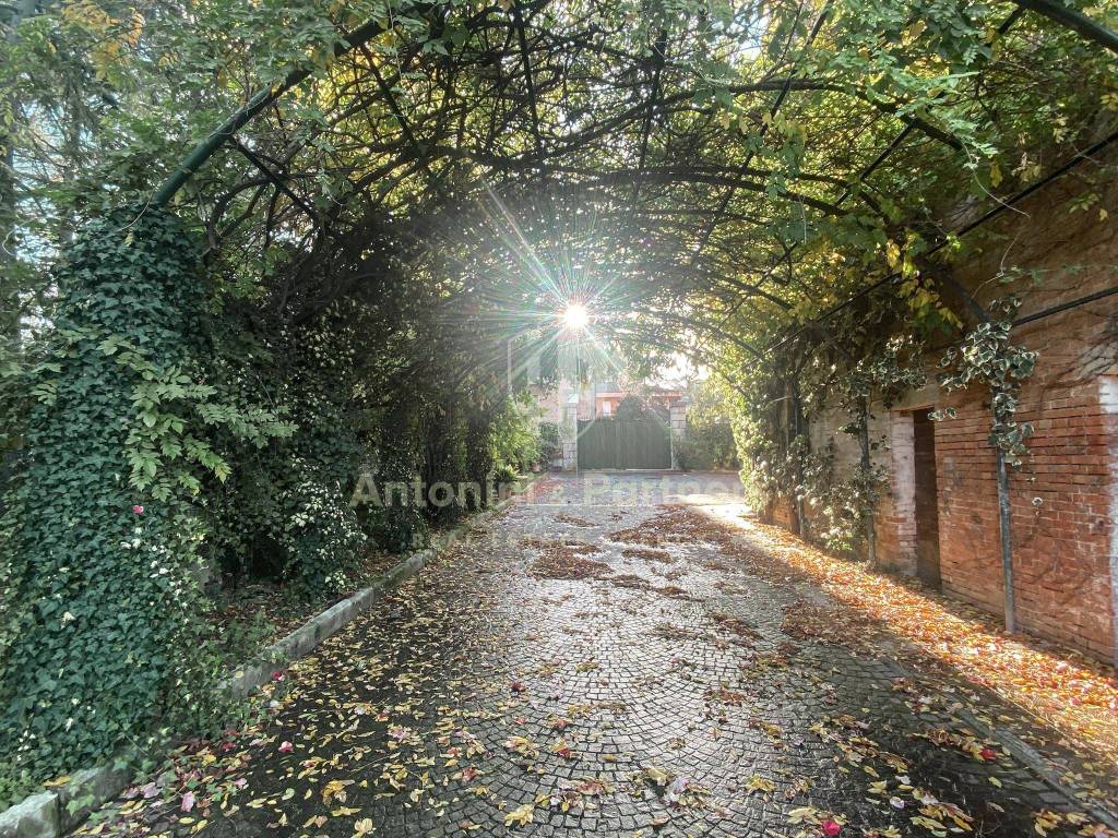 In vendita lussuosa villa con piscina a Marsciano 