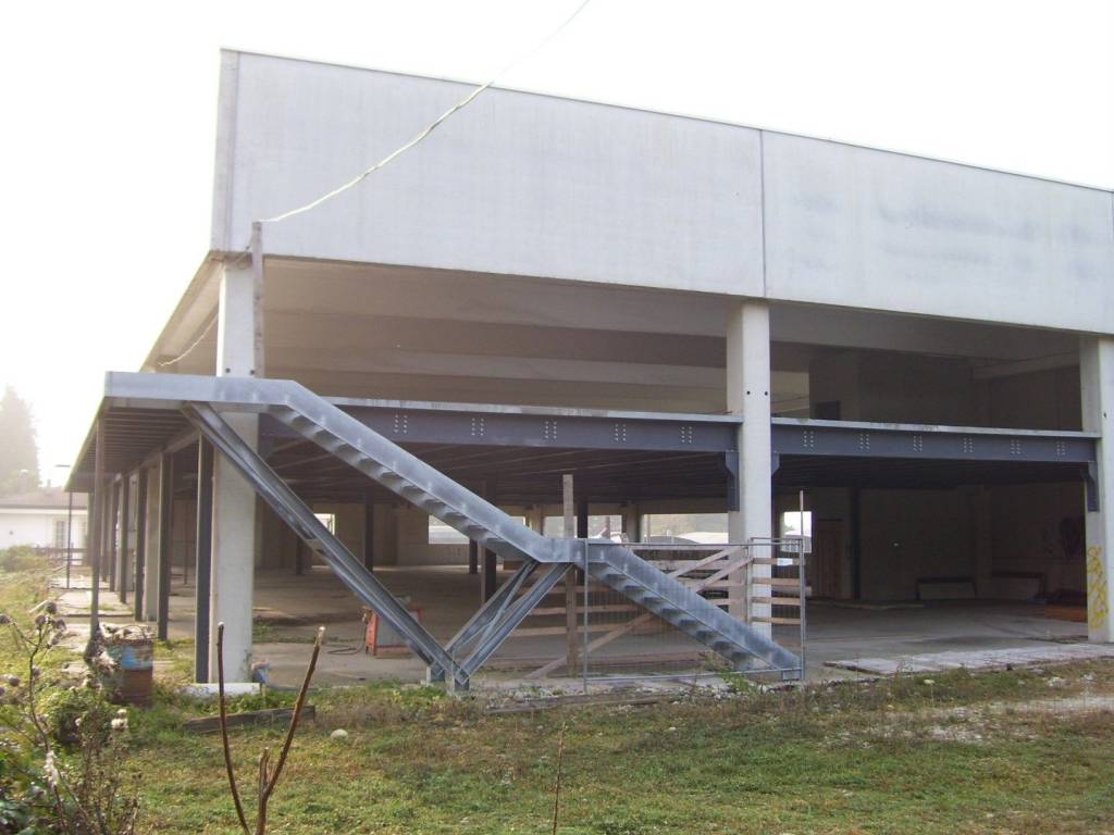 Locale commerciale statale dei giovi, cermenate