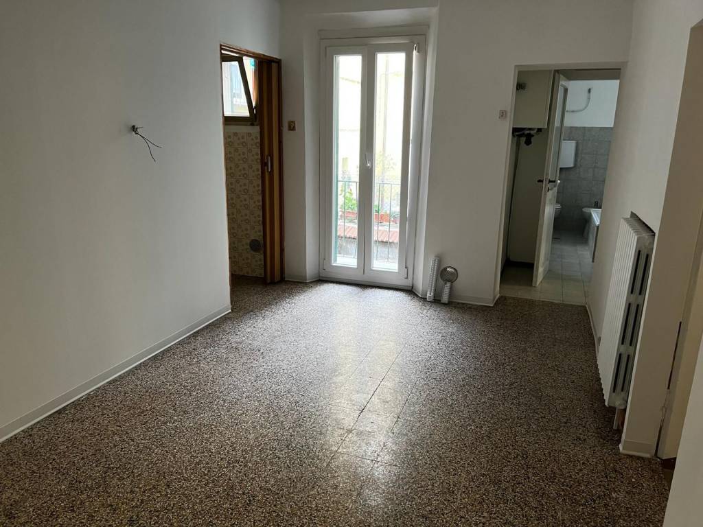 Vendita Appartamento Ancona. Quadrilocale in piazza Ugo Bassi. Da ristrutturare, primo piano