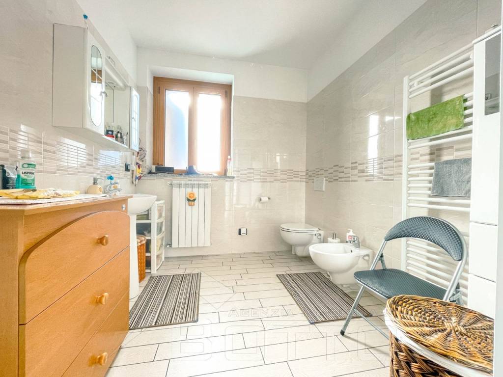 casa vendita oleggio bagno