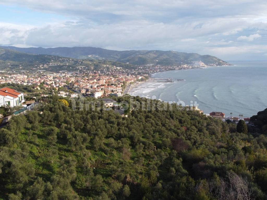 Veduta area del terreno con vista