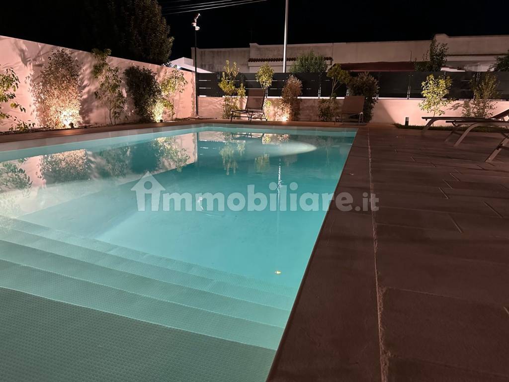 piscina illuminata