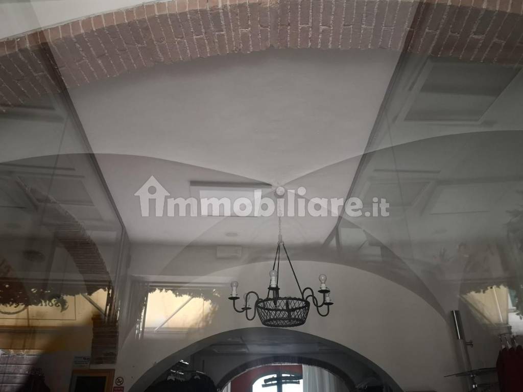 locale comm centro storico con soffitto a volta