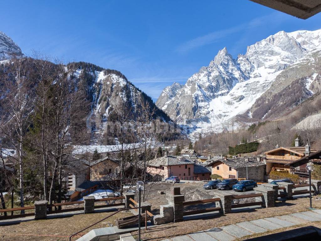 COURMAYEUR ENTREVES: TRILOCALE IN STILE CARATTERIS