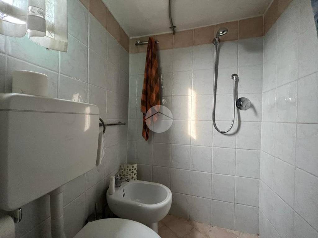 BAGNO INTERNO CON DOCCIA