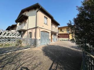 Seriate porzione di casa in vendita.