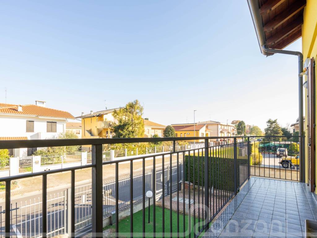 Balcone soggiorno e cucina