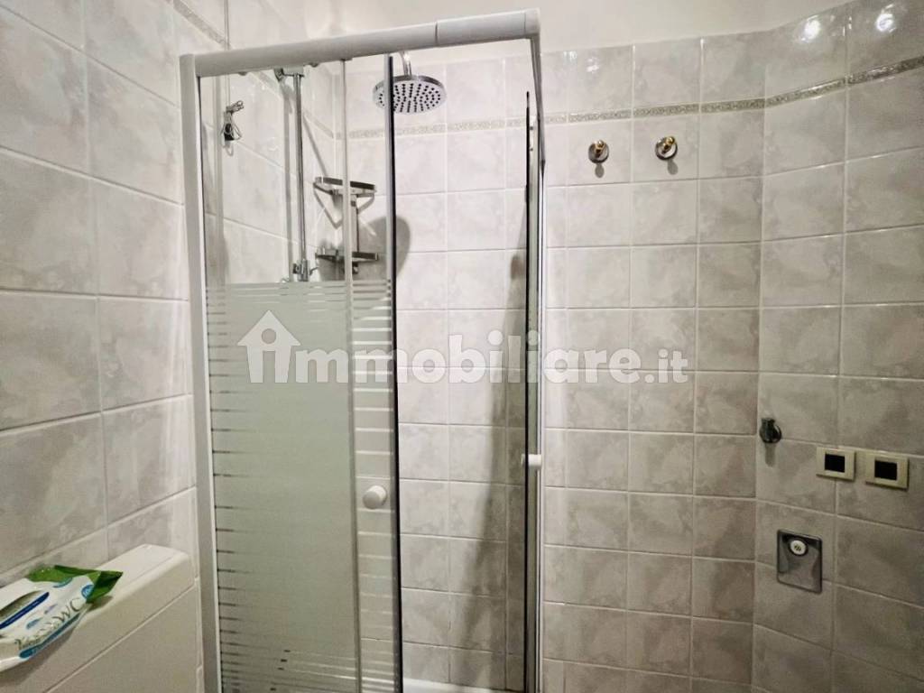 bagno con doccia attacco lavatrice