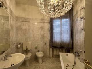 bagno finestrato con vasca