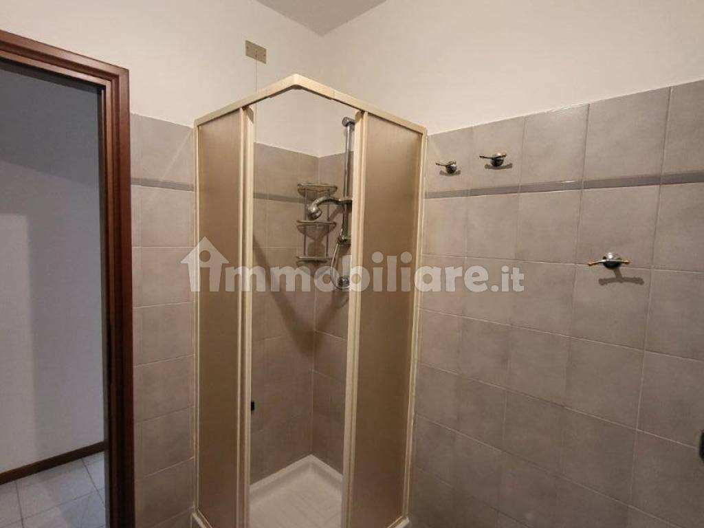 Bagno con box doccia