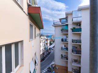 balcone con parziale vista mare