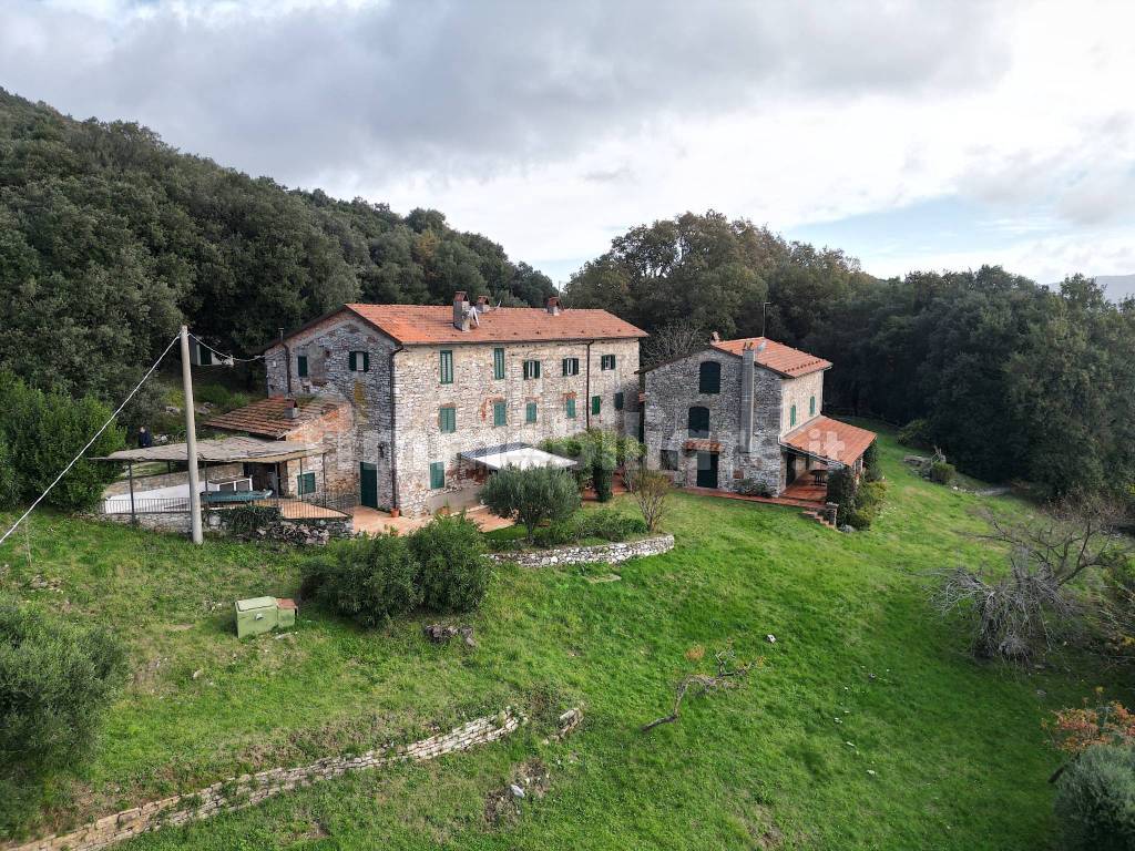 vendesi rustico ristrutturato con giardino luccaDJ