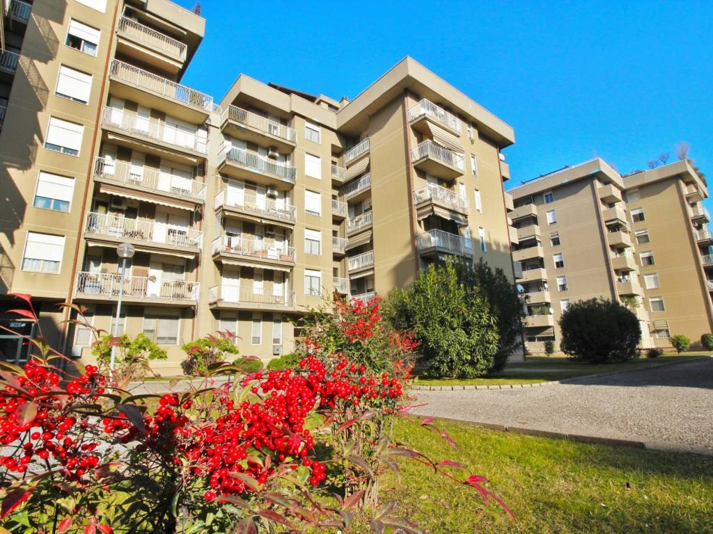 facciata interna e giardino condominiale