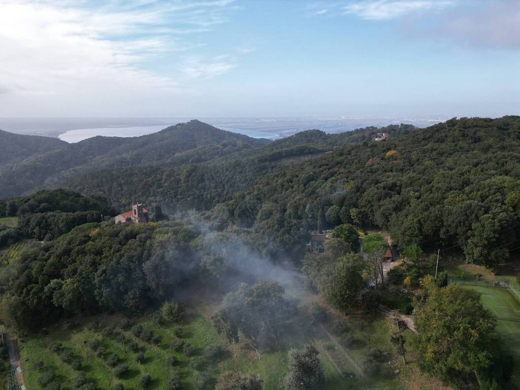 vendesi rustico ristrutturato con giardino luccaDJ