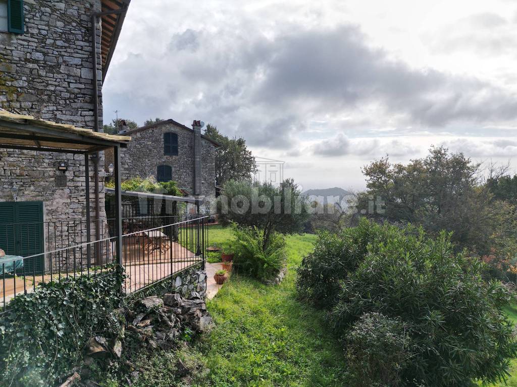 vendesi rustico ristrutturato con giardino luccaDJ