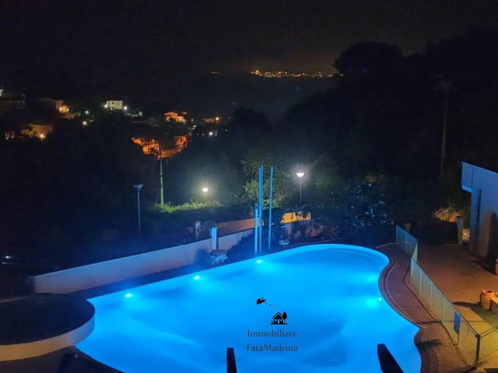 piscina di notte