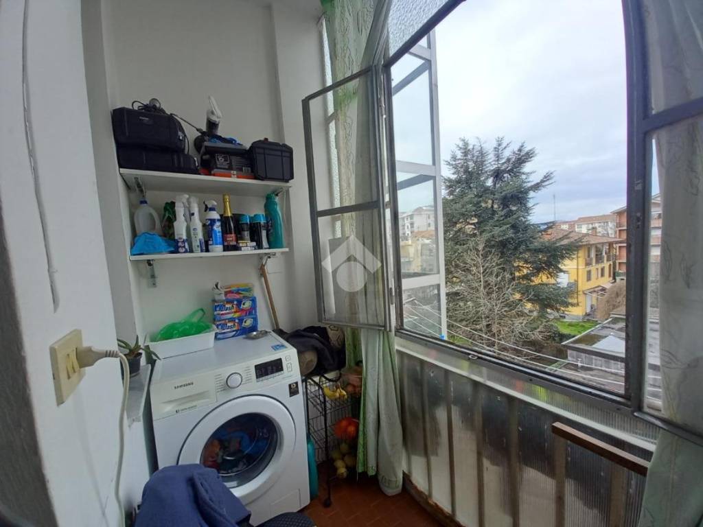 balcone con veranda e lavatrice