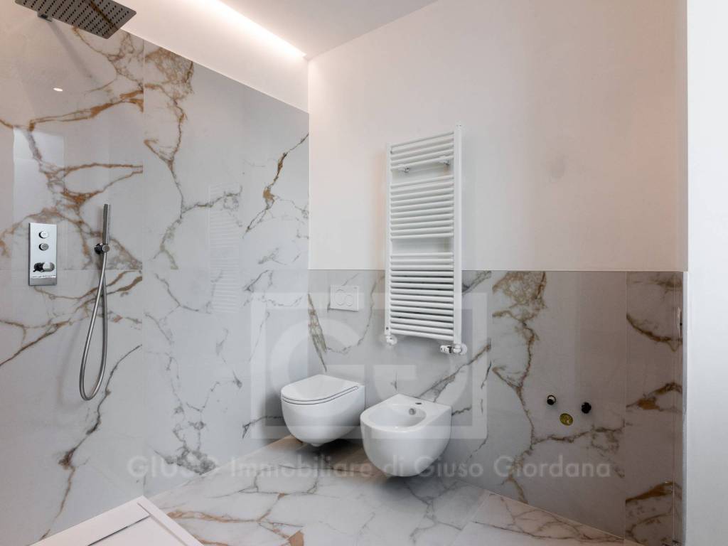 bagno en suite in terza camera letto