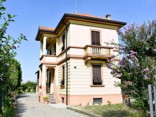 VILLA D'EPOCA A VOGHERA CON RUSTICO E TERRENO