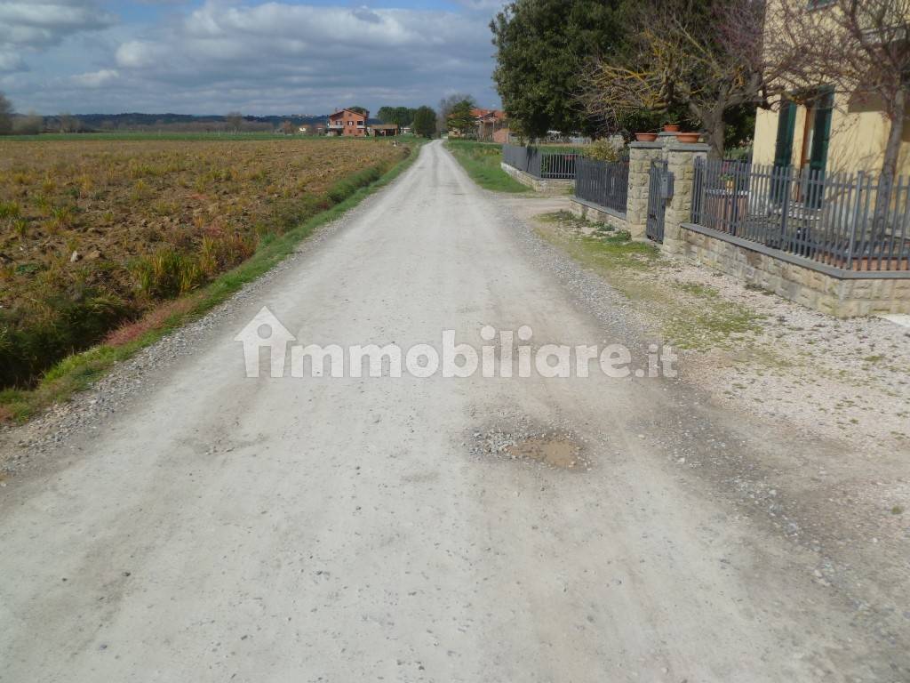 strada carrabile di accesso alla proprieta