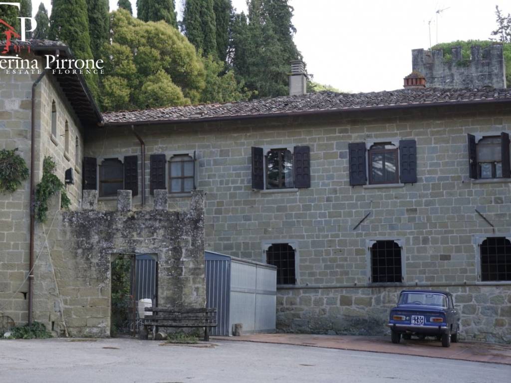 Dicomano vendesi villa con giardino