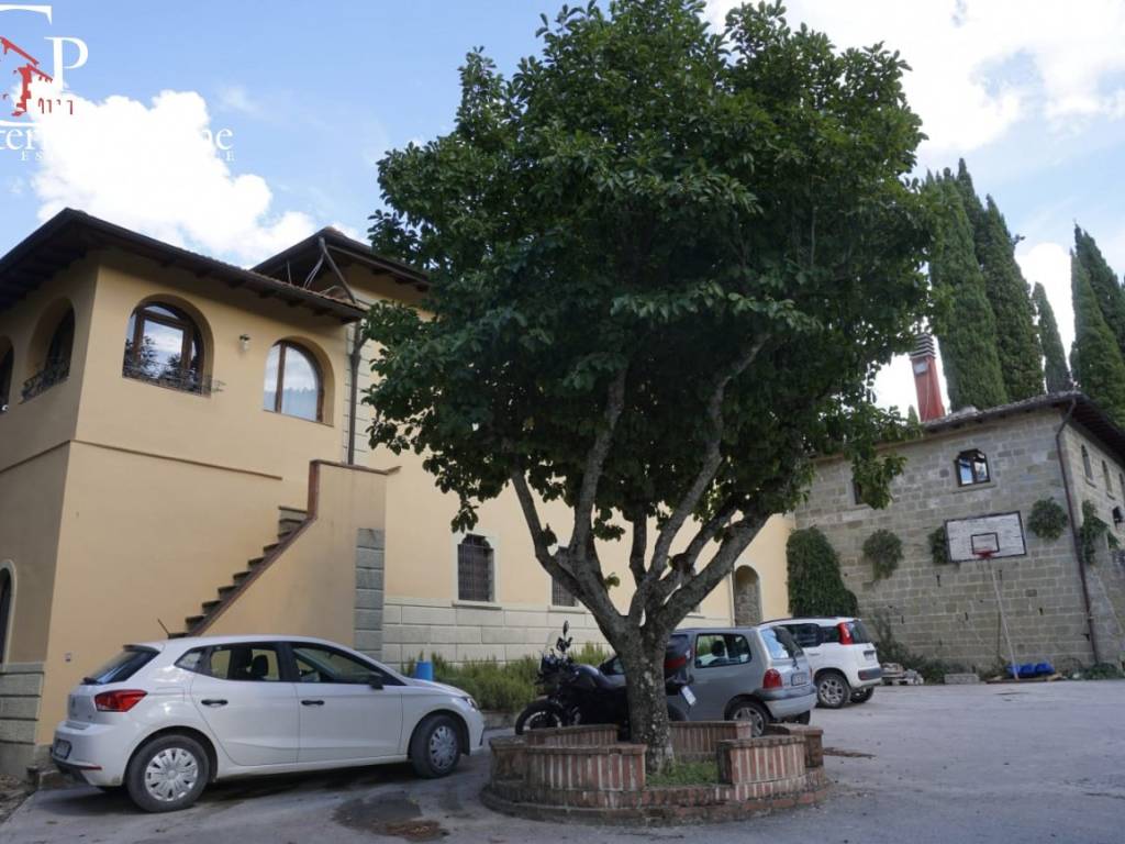 Dicomano vendesi villa con giardino