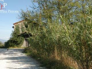 BORGHETTO CON CHIESA ROMANICA