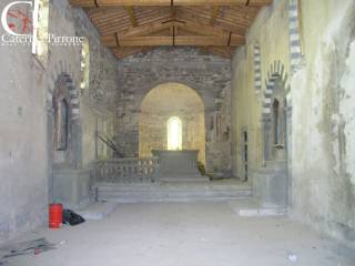 BORGHETTO CON CHIESA ROMANICA