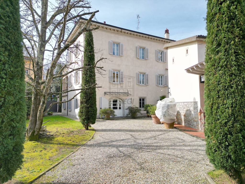 vendesi villa primi 900 ristrutturata con giardino