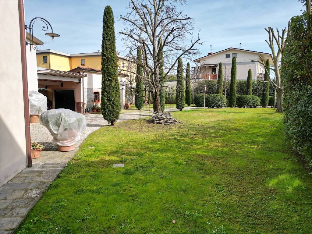 vendesi villa primi 900 ristrutturata con giardino