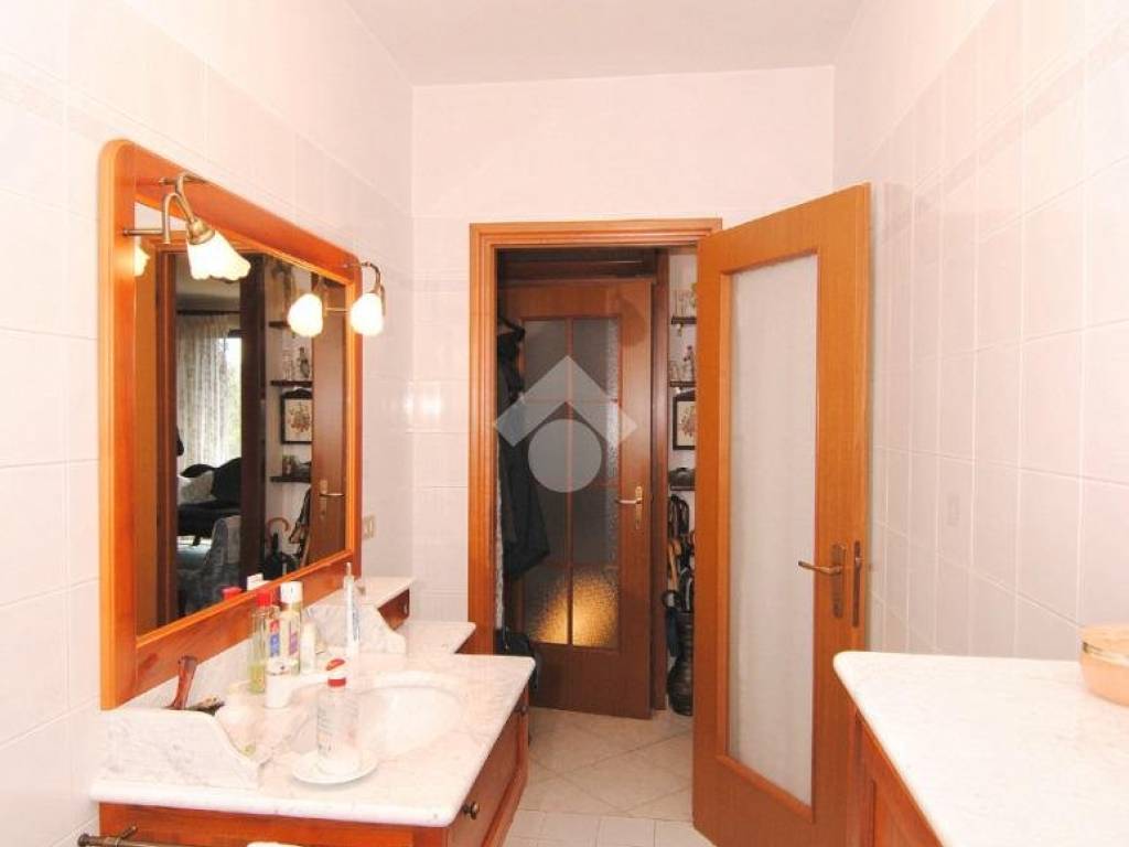 Bagno finestrato del piano terreno