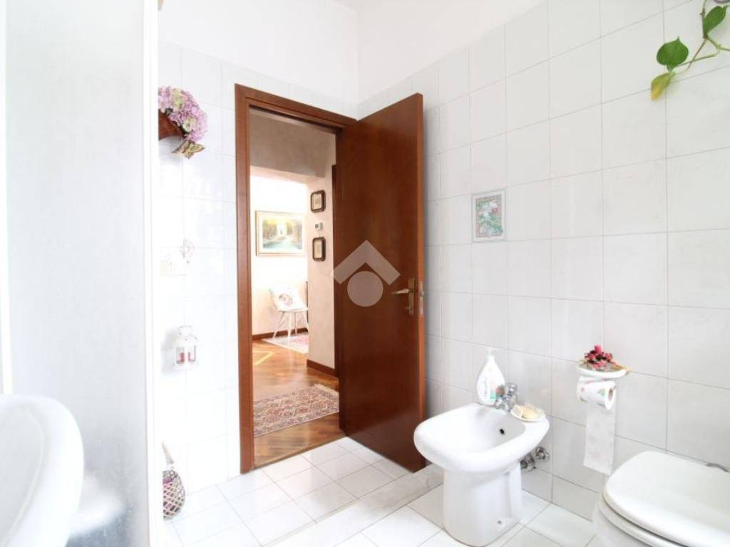 BAGNO DI SERVIZIO CON BOX DOCCIA