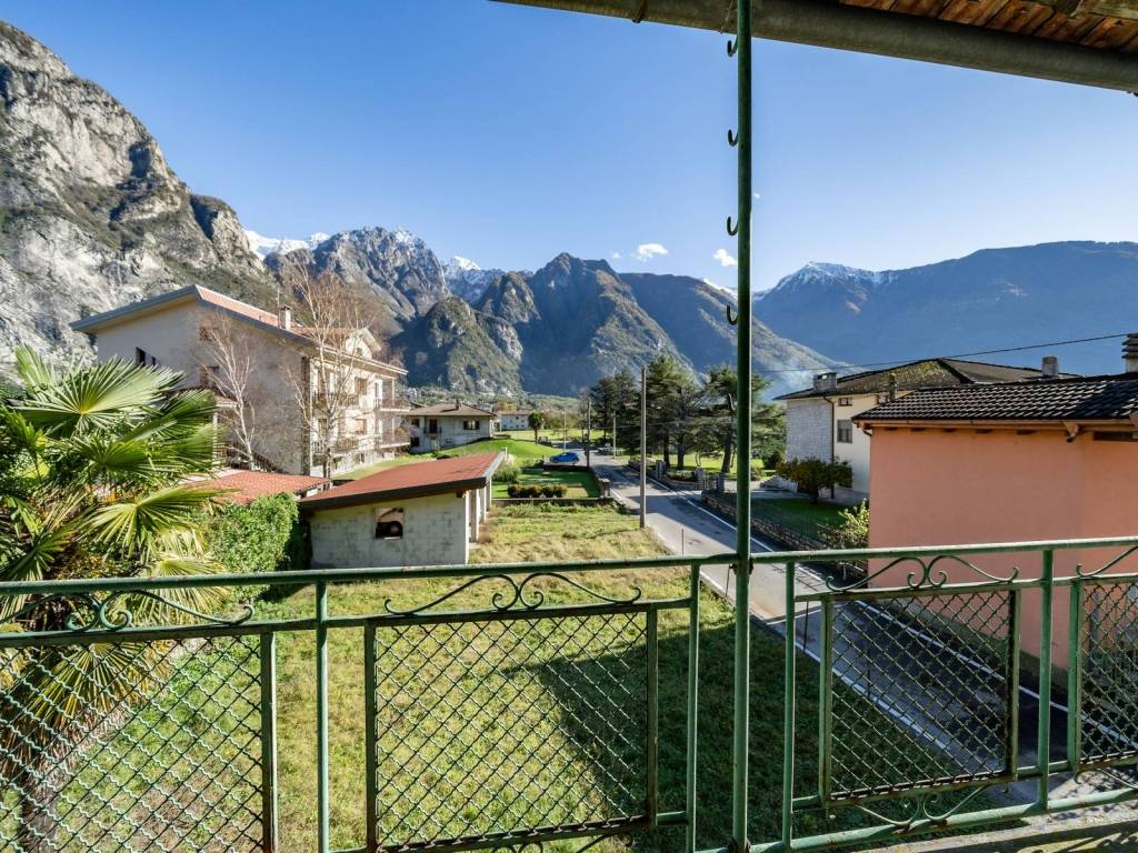 Il balcone frontale ed il giardino