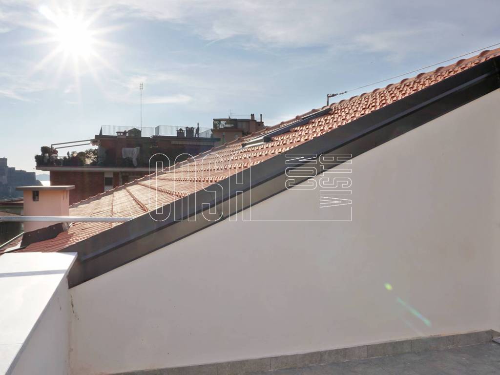 Terrazza con vista mare piano attico