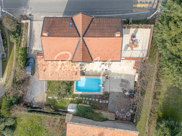 VILLA CON PISCINA E GIARDINO