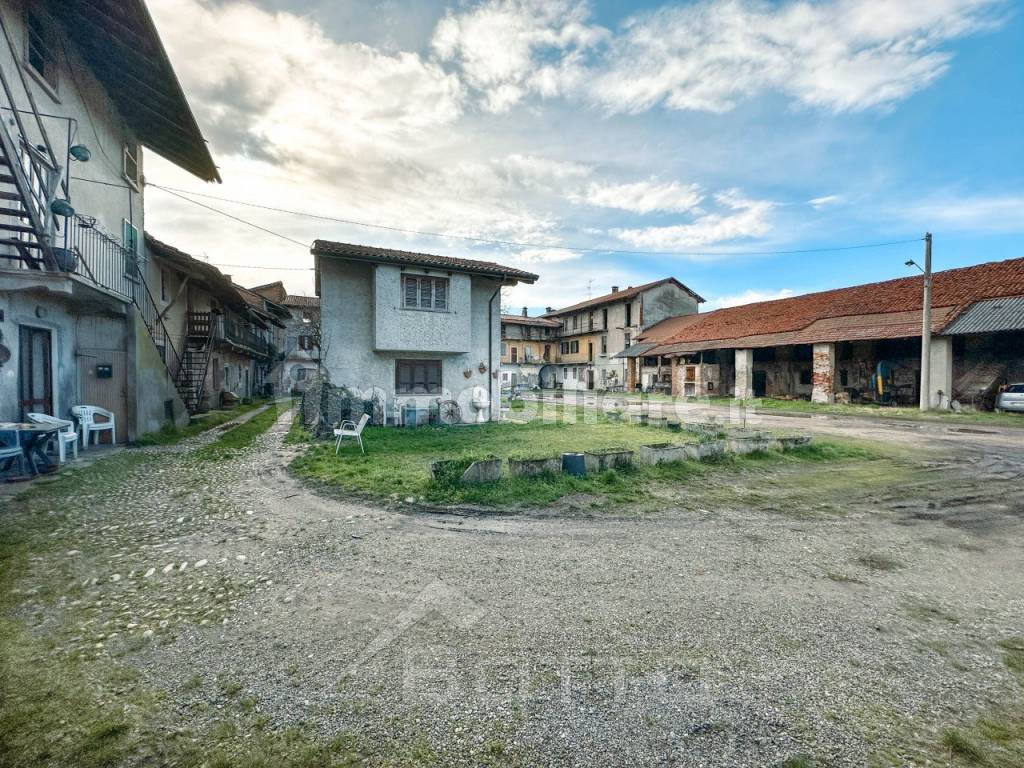 cascina vendita ghemme cortile5